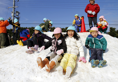 園児の喜ぶ顔が見られた雪遊び