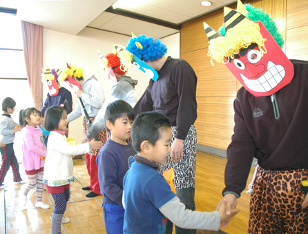 父親たちが鬼に扮した塩屋幼稚園の節分行事