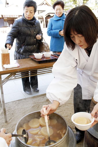 義士命日祭で振る舞われたダイコン煮