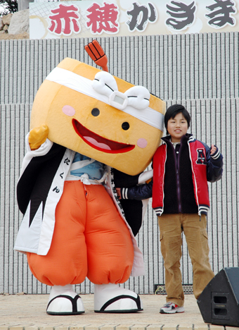対面を果たした赤穂仁太君と観光マスコット「陣たくん」