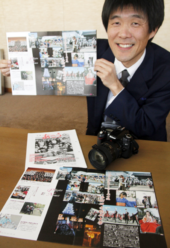 組み写真の部で特選に輝いた「広報あこう」と担当の廣村晋也係長