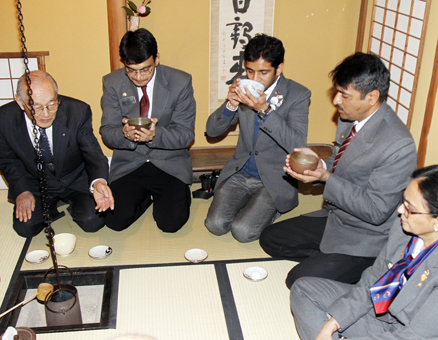 抹茶の接待を受けたインド親善団