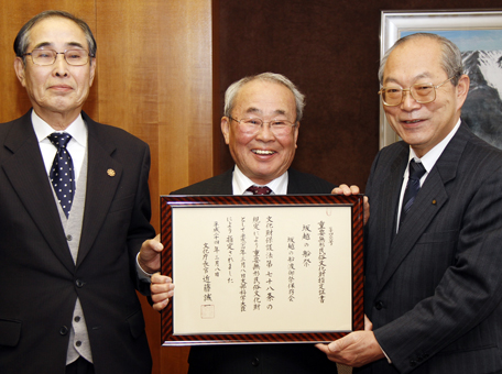 「坂越の船祭」が国重要無形民俗文化財に指定されたことを豆田正明市長(右)に報告した篠原明会長(中)と生浪島堯宮司