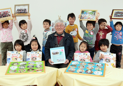 謝恩会で撮影ボランティアのお礼を原幼稚園の子どもたちから伝えられた久保昭臣さん