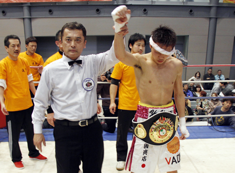 負傷判定という思わぬ結果に笑顔なく勝ち名乗りを受ける小國以載選手
