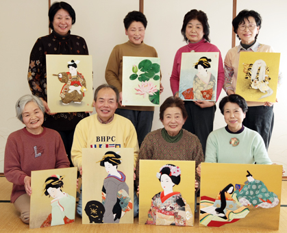 初めての作品展を開く高雄公民館の押絵サークル「高雄会」のみなさん