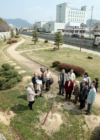 春夏秋冬の花木で「四季苑」を整備したサークル穂愛留のみなさん