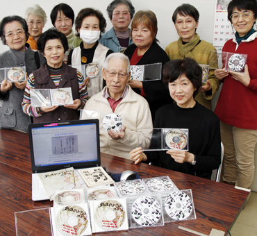 講師の遺志を継いで郷土本のCD版を完成させたホームページ作成教室のみなさん