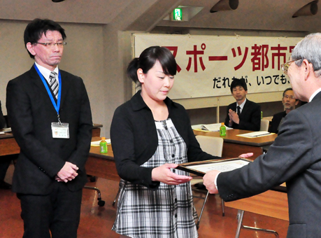 人命救助の功績で感謝状を贈られた糟谷幸子さんと東祐一郎さん