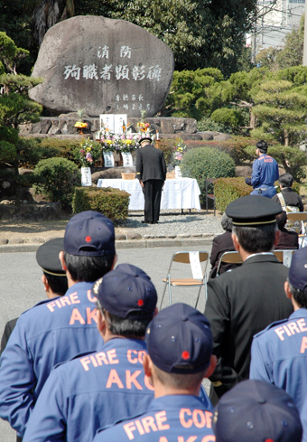 哀悼を捧げるとともに職員・団員の安全を誓った消防殉職者慰霊祭