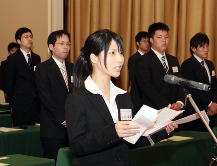 社会人としての自覚を固めた「新入社員のつどい」