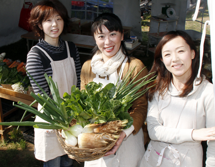 「新鮮野菜を取り揃えてお待ちしています」と来場を呼び掛ける売り子のみなさん