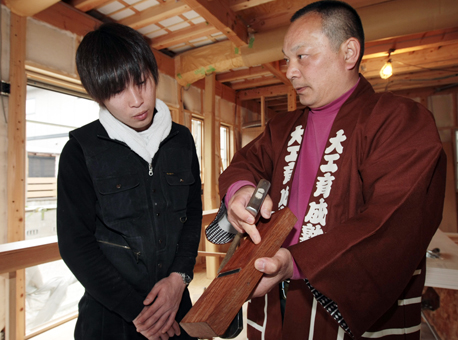 「大工育成塾」で師弟関係となった井上一幸社長(右)と尾崎琢磨さん