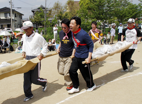 簡易担架を作り土のうを運んだ防災レース