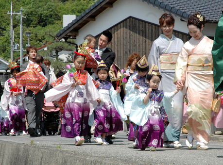 光蓮寺の住職継職を祝った稚児行列