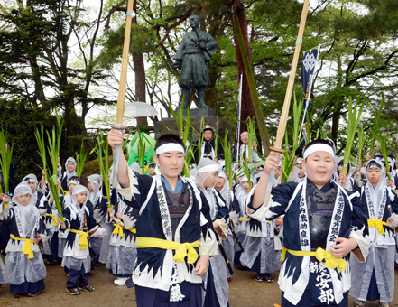 堀部安兵衛像が建つ新発田城表門前で勝どきを上げる子どもたち=高橋正明さん提供