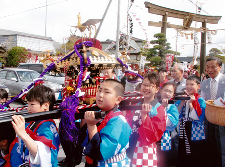 坂越から贈られたみこしを元気に担いだ石巻の子どもたち=湯殿山神社提供