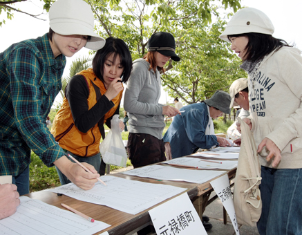 避難人数の確認を行う訓練参加者