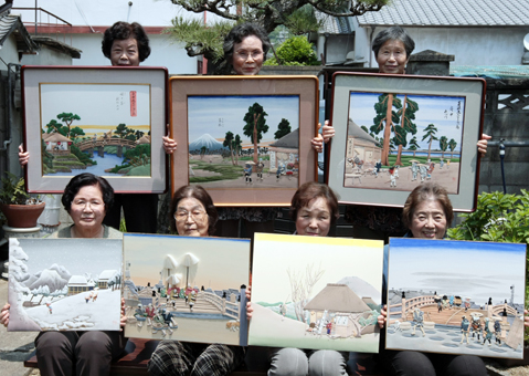 押絵の作品展を開く「楽美会」のみなさんと東海道五十三次シリーズ