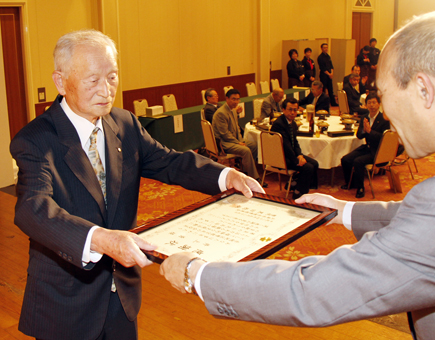 署長感謝状を贈られた井上勇会長