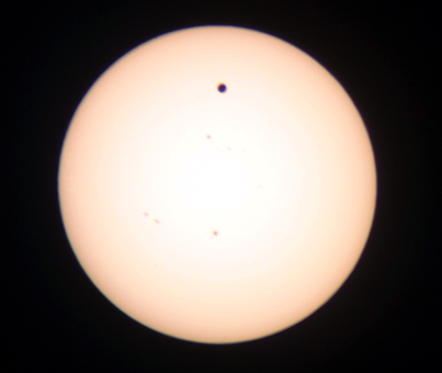 太陽面を横切る金星