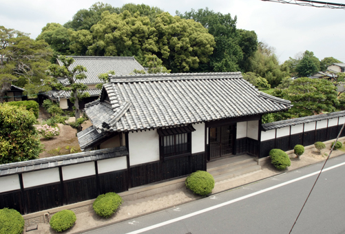 大正元年に柴原家から移築されたとみられる尾崎家住宅=後方の小高い森が加須山