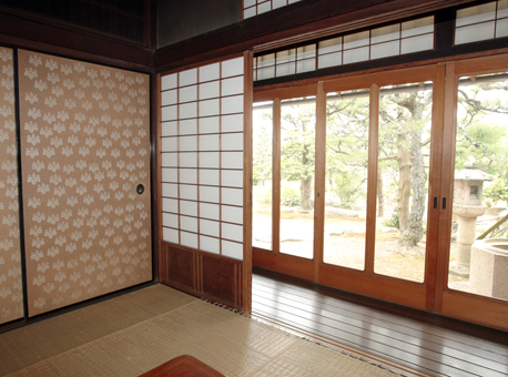 庭に面した客間。ふすまなどの建具も移築当時のもの