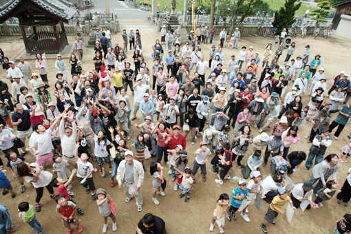 約4000個の紅白もちをまいて祝った社殿竣工