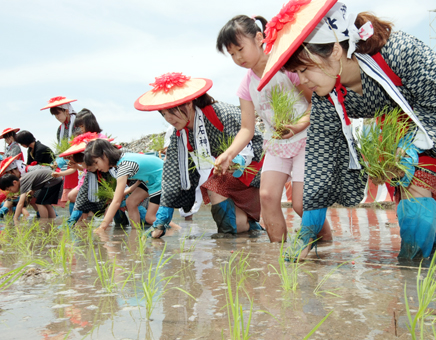 好天に恵まれた大石神社の「お田植祭」