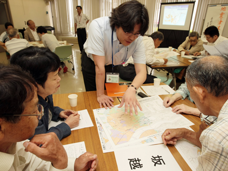 ハザードマップの活用方法などを話し合った防災学習会