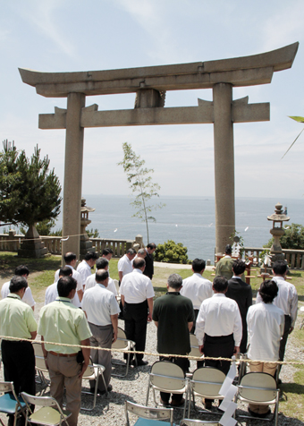 海に向かって安全を祈願する関係者