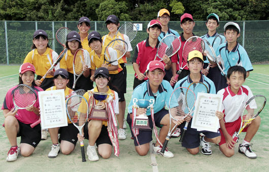 団体戦で優勝した赤穂西男子と坂越女子