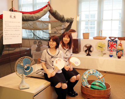 昔懐かしい夏場の家庭用具が並ぶ民俗資料館の収蔵品展