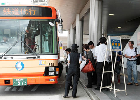 代行バスに乗り込む乗客