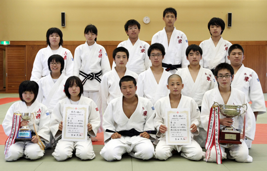 市中学総体で団体優勝した男子の赤穂東Aと女子の赤穂