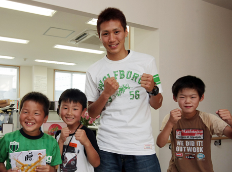 子どもたちに勝利を約束したチャンピオンの小國以載選手