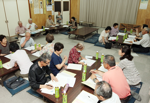 「パートナーサロン」の運営について話し合う塩屋東地区のみなさん