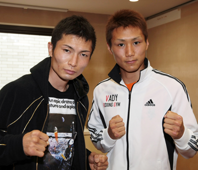 決戦を翌日に控えたチャンピオン・小國以載選手(右)と挑戦者の芹江匡晋選手