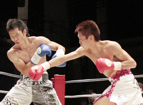 2回31秒、小國選手の右ストレートが挑戦者に炸裂
