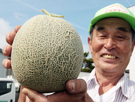 “ど根性メロン2世”と栽培した水野武彦さん
