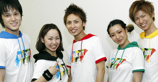 ロンドンへのツアー代表メンバーに選ばれた中野里香さん=左から2人目=