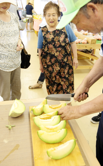 試食会でカットされる“ど根性メロン2世”