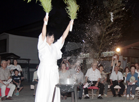 巫女が熱湯をふりまき無病息災を祈願した湯立神楽