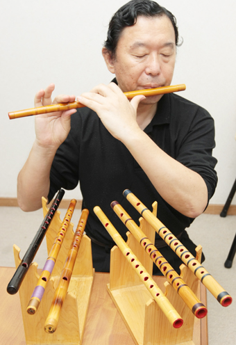 演奏会へ向けて笛の音色を確かめる城山如水さん