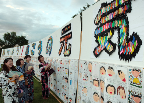 市民の協力で完成した折り鶴アート