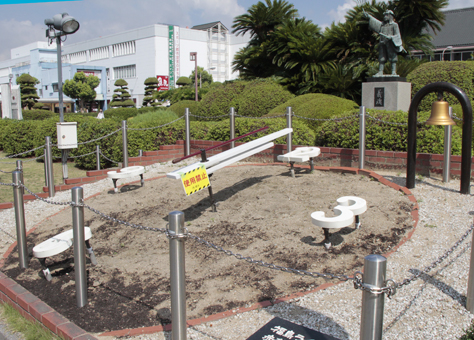 何者かによるいたずらで故障した駅南ロータリーの花時計 花は植え替え中