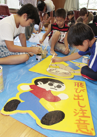 交通安全看板を製作する湯の内子供会の人たち
