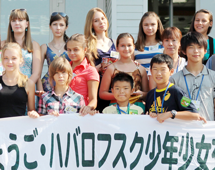 交流スクールでハバロフスクを訪問した入江輝侑君=前列左から3人目