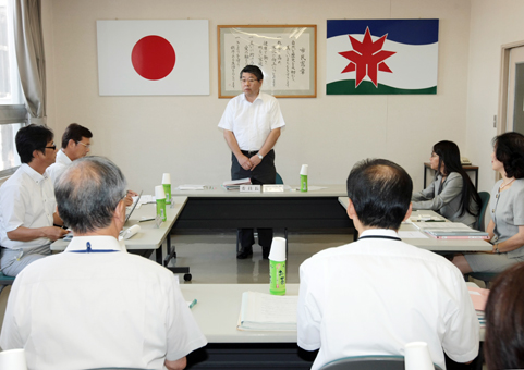 第1回第三者委員会であいさつする浅野良一委員長=中央