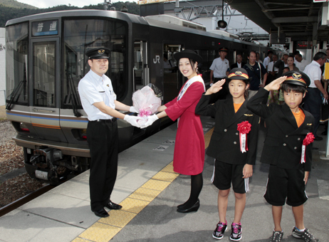 小学生が「一日駅長」を務めた赤穂線全線開業50周年記念セレモニー